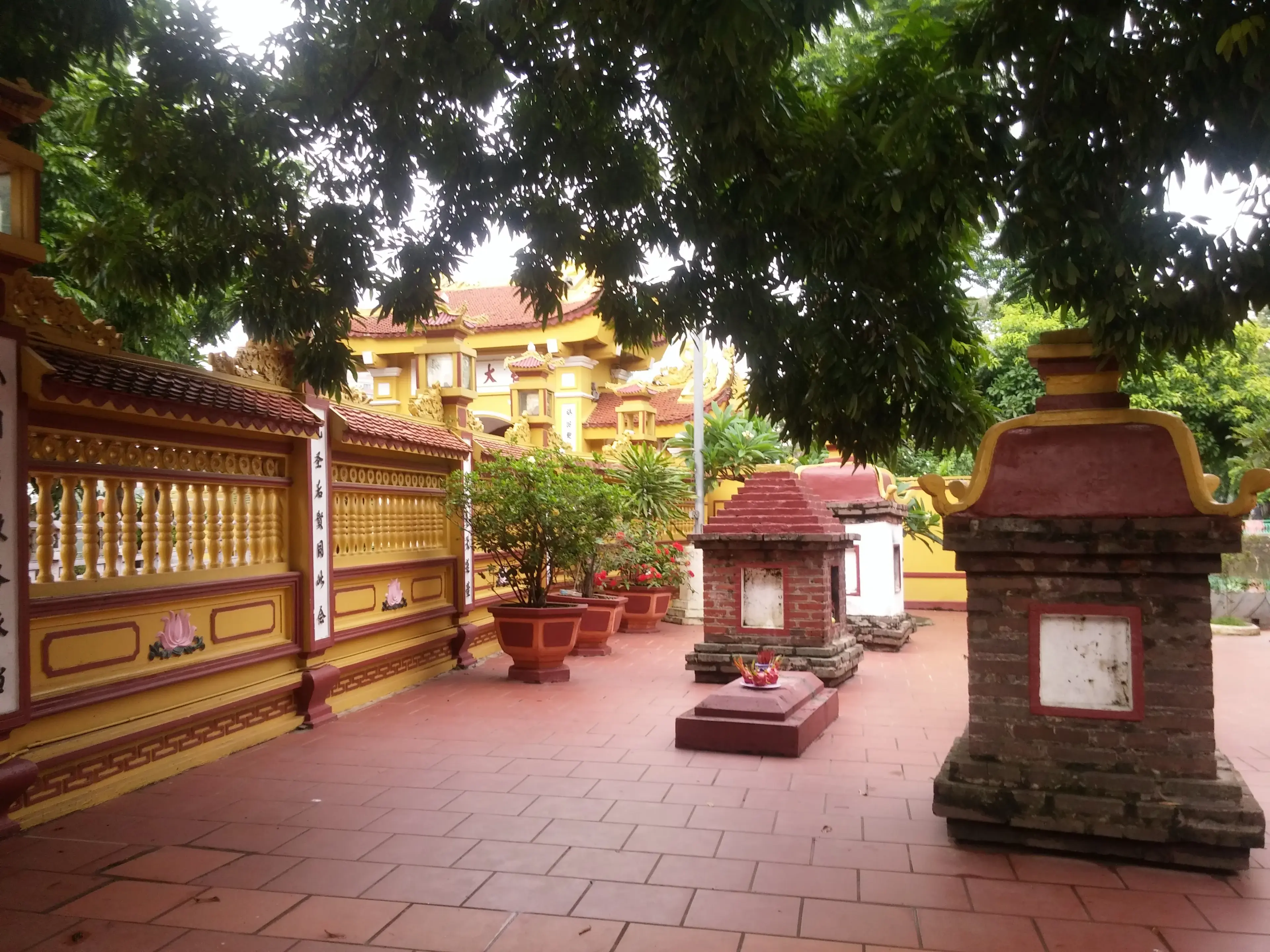 Chùa Trấn Quốc cạnh Hồ Tây